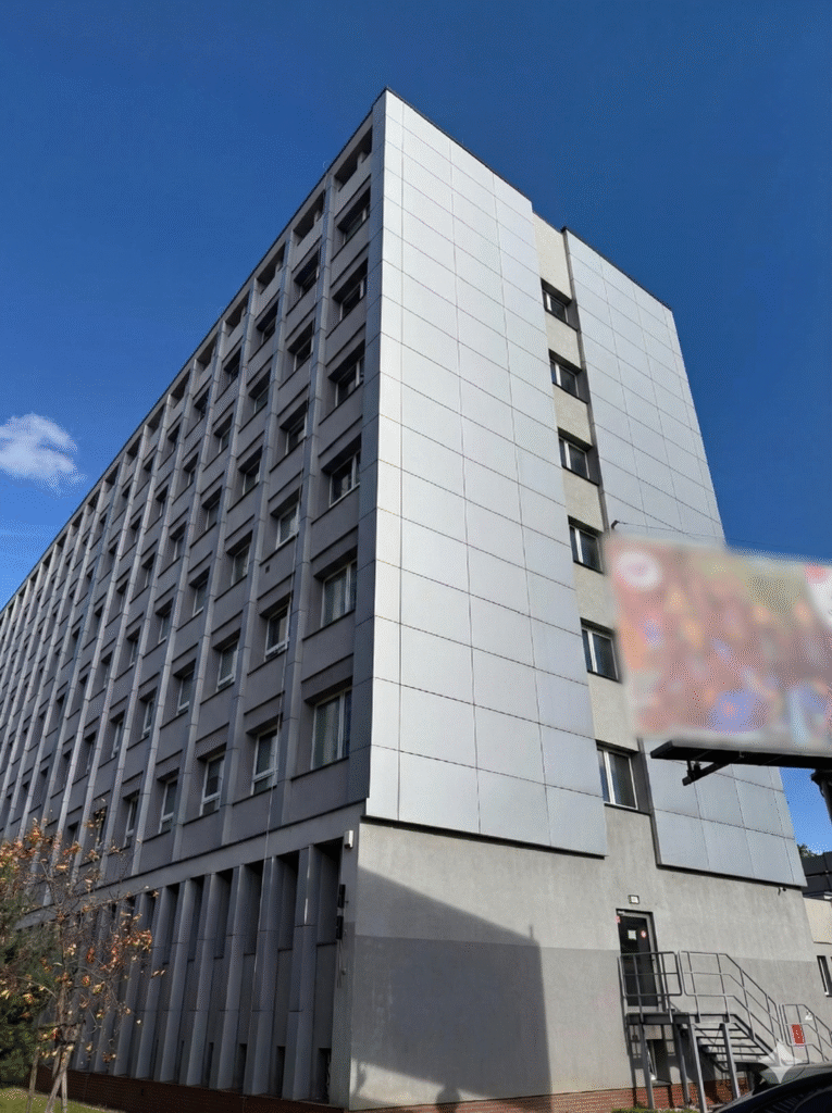 Obiekt Uniwersytetu Śląskiego po wykonaniu prac murarskich, zbrojarskich i elewacji lekkiej mokrej.