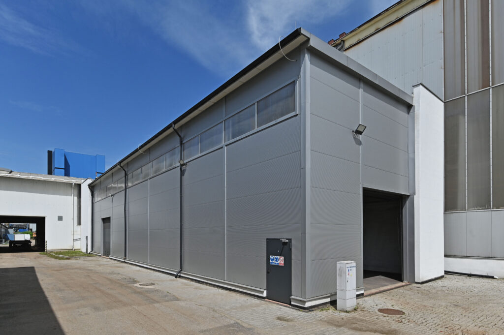 Ukończona konstrukcja hali przemysłowej z płyt warstwowych w Będzinie.