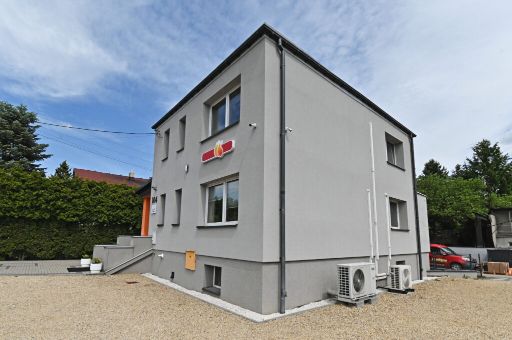 Budynek usługowo-biurowy w Będzinie po wykonaniu elewacji metodą lekką mokrą.