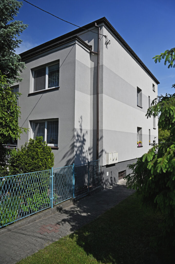 Elewacja budynku jednorodzinnego w Czeladzi po wykonaniu ocieplenia i nałożeniu tynku silikonowego.