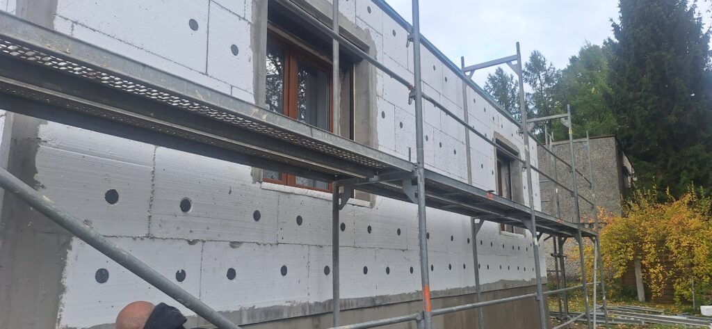 Budynek jednorodzinny w Katowicach przed rozpoczęciem prac elewacyjnych metodą lekką mokrą.