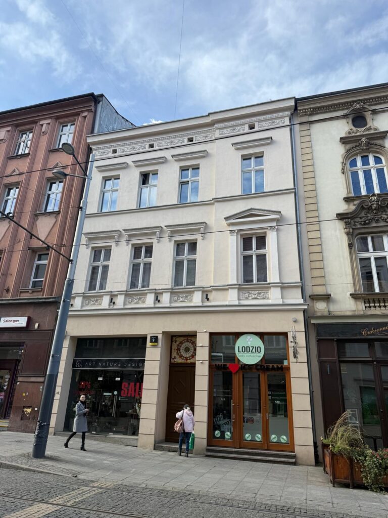 Zakończone prace elewacyjne, murarskie i brukarskie na budynku w Katowicach.