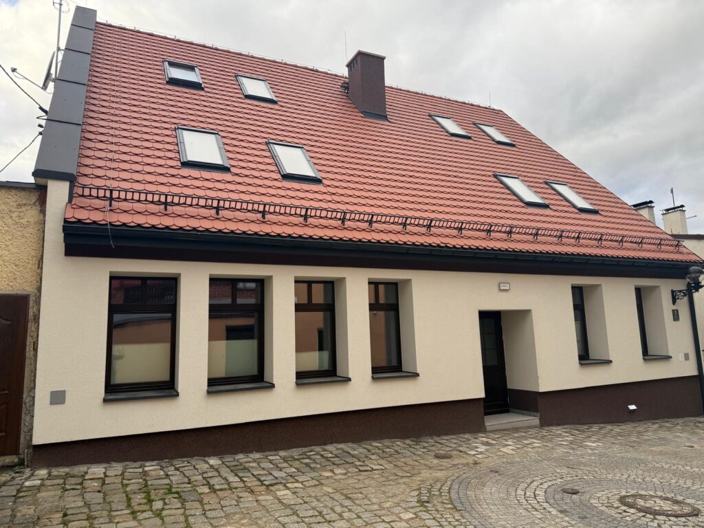 Budynek usługowo-mieszkalny w Mikołowie po wykonaniu elewacji metodą lekką mokrą.