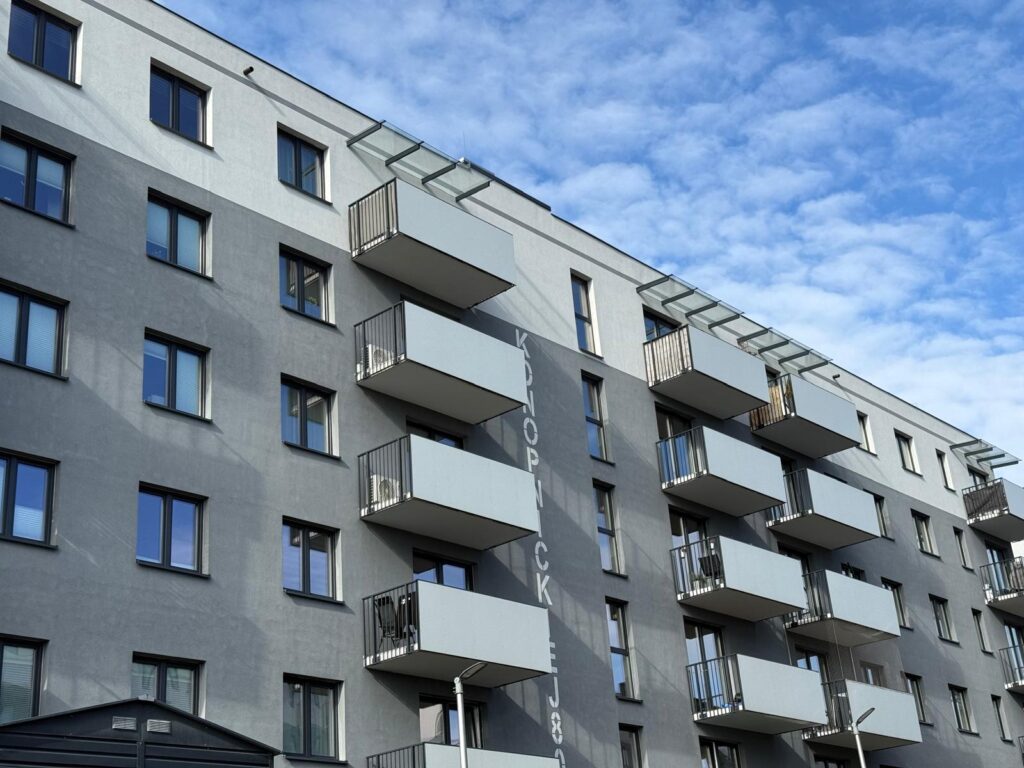 Blok mieszkalny w Sosnowcu po wykonaniu elewacji metodą lekką mokrą.