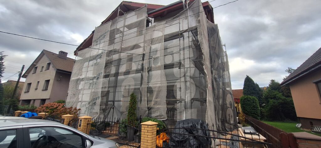 Elewacja budynku jednorodzinnego w Mikołowie przed rozpoczęciem prac modernizacyjnych.