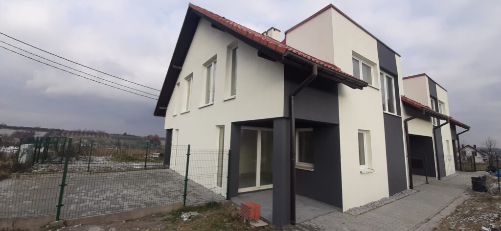 Budynek w Żerkowicach po remoncie elewacji, wykonaniu chodników z kostki brukowej i budowie schodów.