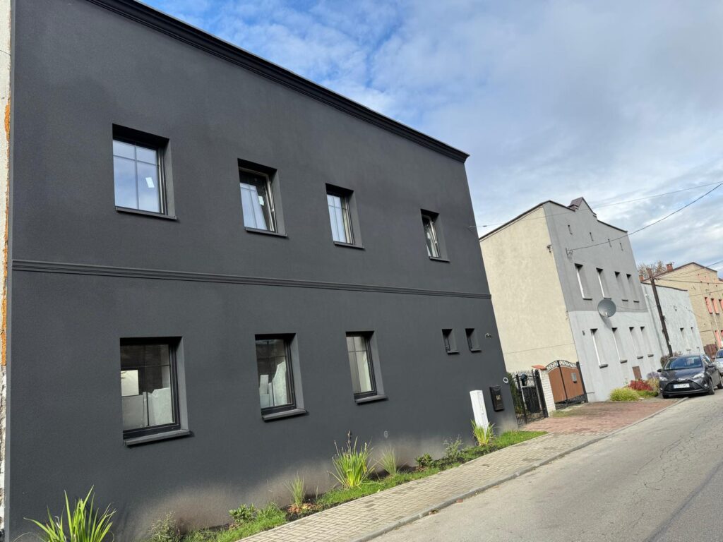 Budynek po wykonaniu prac konstrukcyjnych: nowy strop, ściany piętra oraz konstrukcja dachu pokryta papą.