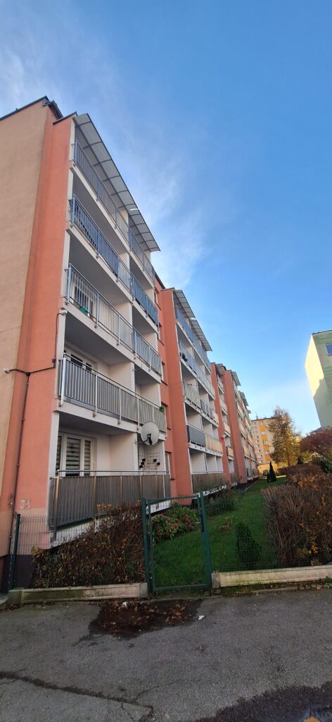 Balkony po wykonaniu wylewek, hydroizolacji i elewacji metodą lekką mokrą.