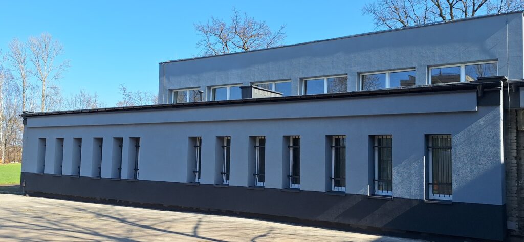 Budynek sali gimnastycznej w Katowicach po wykonaniu elewacji, wymianie stolarki i izolacji dachu.