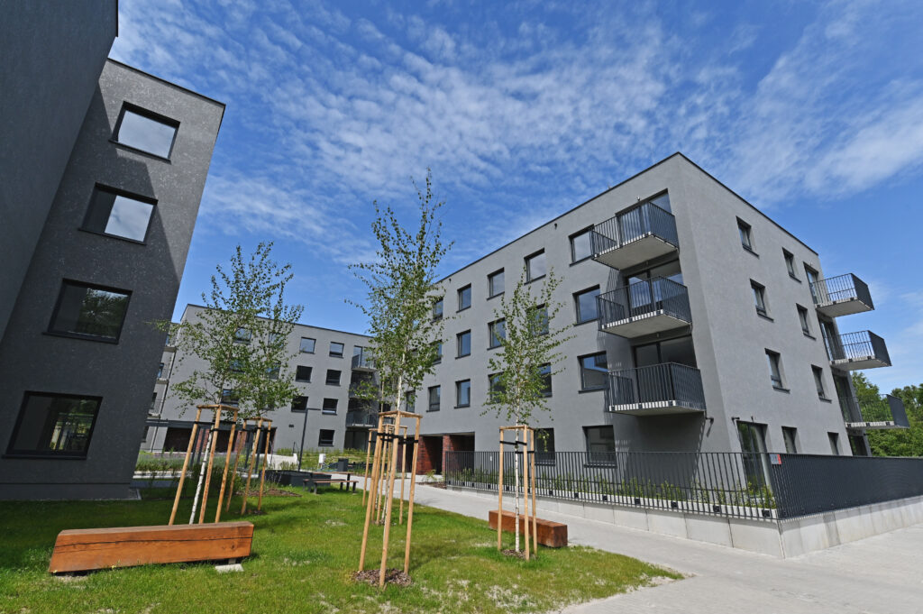 Wykończone wnętrza po montażu zabudowy GK, sufitów Armstrong i pracach płytkarskich.