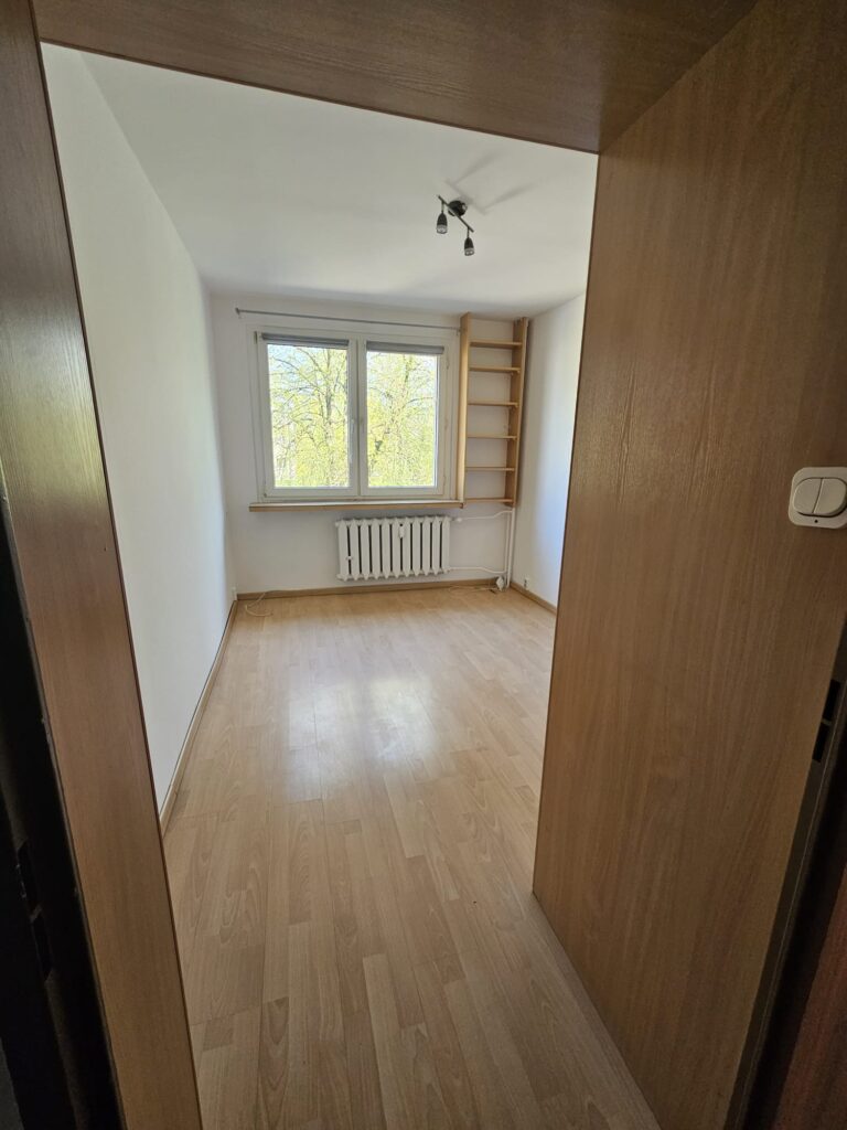 Jasny pokój po malowaniu natryskowym w mieszkaniu przy ul. Niepodległości w Czeladzi – realizacja GTE BUD